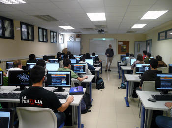 Varios alumnos trabajan con sus ordenadores.