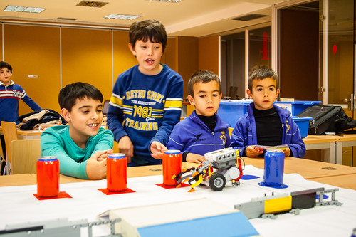 Niños, en el CITA con robots. Foto: CITA.