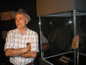 El co-director de las excavaciones, Eudald Carbonell, muestra el original del hacha bifaz 'Excalibur'.