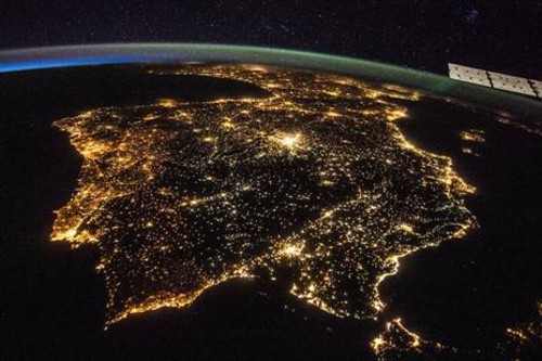 Imagen de la iluminación nocturna en la Península Ibérica tomada desde la Estación Espacial Internacional. Fuente: NASA.