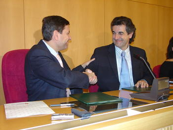 El consejero de Medio Ambiente y el presidente de la Fundación Oso Pardo tras firmar el acuerdo