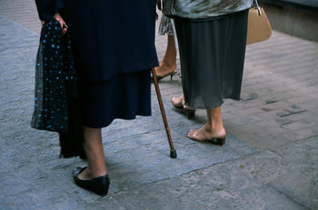 Dos mujeres mayores caminan por la calle.