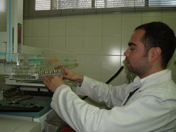 Un investigador del equipo de Química Analítica, con los viales.