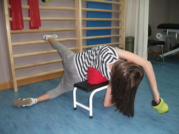 Una joven afectada por escoliosis realiza un ejercicio en el Centro de Rehabilitación de Adecyl (FOTO: Adecyl).