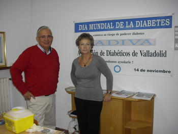 Sara Herrero y Vicente Jiménez en la mesa informativa sobre diabetes.