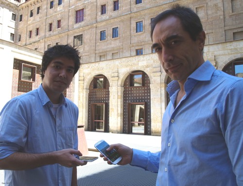 Víctor Santoja, a la izquierda, y Roberto Berjón, artífices del proyecto 'NFCBattleShip: Android vs Windows Phone'.