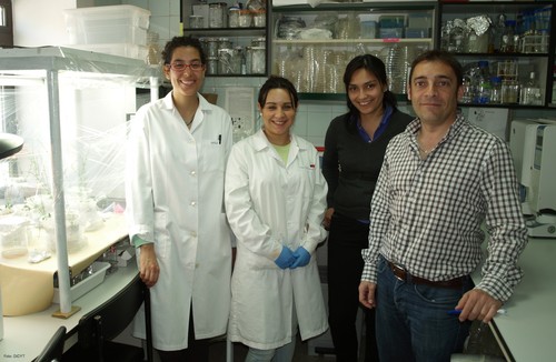 Álvaro Peix, en el laboratorio con parte de su equipo.
