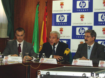 En el centro, el presidente de HP, junto al vicerrector de Innovación Tecnológica y el vicerrector de Investigación