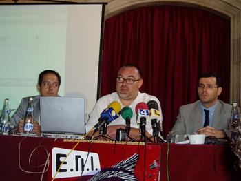 En el centro, el presidente de la Asociación de Internautas, Víctor Domingo, junto a los representantes del Inteco y Aletic