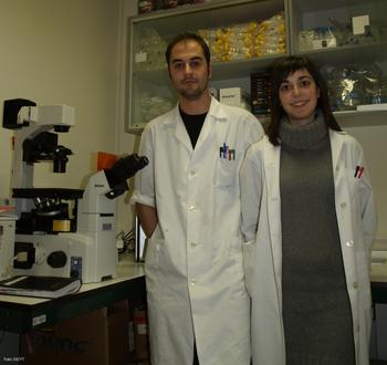 Javier Vaquero y Ester González en el laboratorio del departamento de Bioquímica y Biología Molecular.