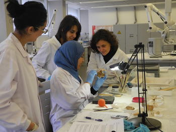 Las doctorandas Aldjia Hamlat y Latifa Marouf Latifa en los laboratorios del CENIEH (FOTO: CENIEH).