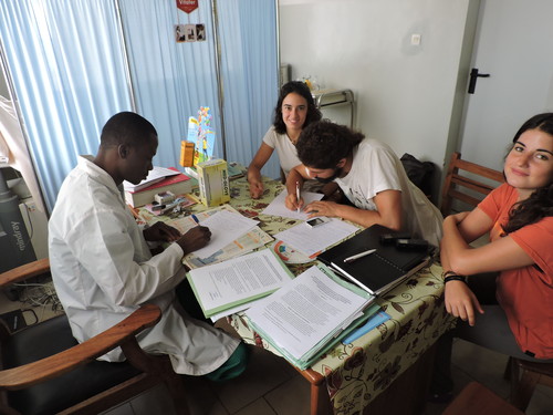 El trabajo de cooperación de los estudiantes de la UVa se ha centrado principalmente en tratar de disminuir la mortalidad materno-infantil. FOTO: Miguel Ángel Rojo