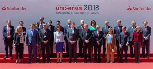 Mariano Rajoy y Ana Botín, en la foto de grupo con otros protagonistas. Foto: Universia.