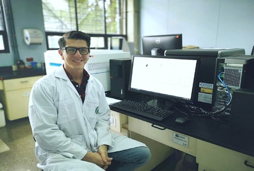Él es el Dr. Javier Mora, microbiólogo del CIET-UCR, encargado de la medición de las citoquinas. 