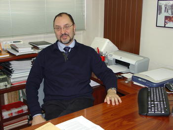 Fernando Simón, profesor del Departamento de Biología Animal de la Universidad de Salamanca, en su despacho