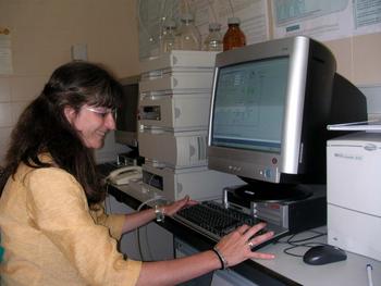 Isabel Revilla trabajando en los laboratorios de agroalimentaria del Campus Viriato