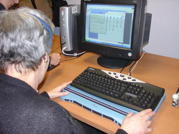 Imagen de un ordenador dotado con teclado Braille