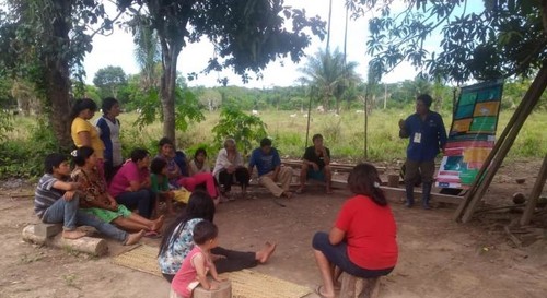 Miembros de una comunidad Tsimane reciben información sobre COVID-19/Tsimane Health and Life History Project Team