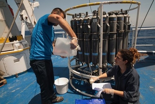 José Noel Pérez Asensio (UB) y Lucia Quirós-Collazos (ICM-CSIC), en la campaña científica a bordo del buque oceanográfico Minerva Uno./UB.