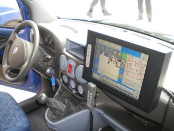 Pantalla táctil instalada en el interior del coche policial.