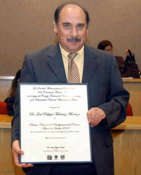 José Refugio Martínez Mendoza recibió el Premio Nacional de Divulgación de la Ciencia 2010, en memoria de Alejandra Jaidar, que otorga la Somedicyt, con el apoyo de la UNAM y el Conacyt.