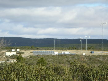 Instalaciones del Ceder de Lubia con molinos destinados a la producción de energía minieólica.