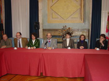 Daniel Hernández Ruipérez, rector de la Universidad de Salamanca, en el centro, con su equipo de gobierno.