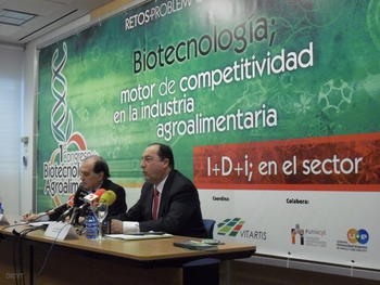Tomás Villanueva y Carlos Moro presentan el I Congreso de Biotecnología Agroalimentaria.