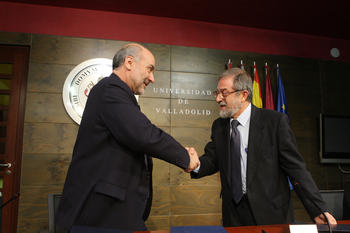 Marcos Sacristán y Andrés Fernández García, representante de Ferrer Internacional, se saludan tras fimar el acuerdo (FOTO: UVA).