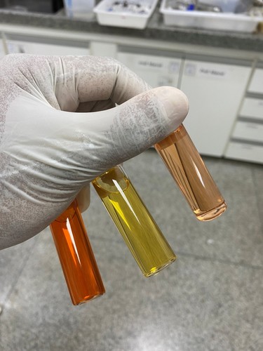 De derecha a izquierda: frascos con astaxantina, betacaroteno y una mezcla de ambos pigmentos extraídos de la levadura P. rhodozyma/Crédito: Cassamo Mussagy