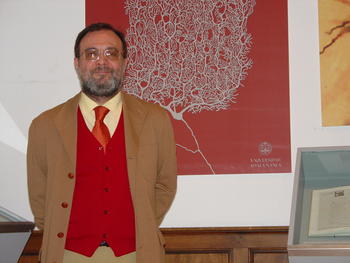 El profesor Francisco de Paula Collía, organizador de la exposición