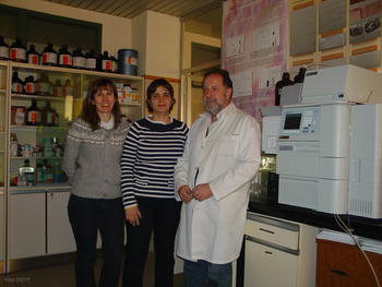 Julio Prieto, del área de Fisiología del Departamento de Ciencias Biomédicas de la Universidad de León, junto con las investigadoras del mismo área Ana Álvarez de Felipe (i) y Gracia Merino.