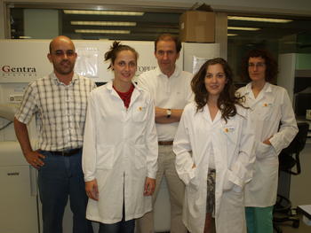 Alberto Orfao, en el centro, con parte del equipo del Banco Nacional de ADN.