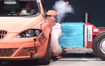 El airbag exterior se activa justo antes de producirse el impacto.