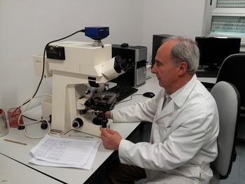 El profesor Manuel José Gayoso en uno de los laboratorios de la Facultad de Medicina. 