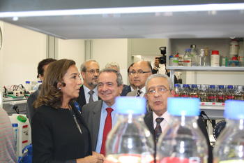 Carmen Vela visita las instalaciones del IBFG.