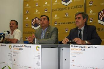 A la derecha, el presidente del Consejo General de Colegios Veterinarios, Juan José Badiola (Foto:Universidad de Córdoba)