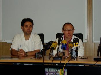 A la derecha, el doctor García Palomo, junto al doctor Ángel Rodríguez.