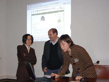 De izquierda a derecha, Isabel Suárez, Miguel Lizana e Isabel Díaz preparan la presentación de la web