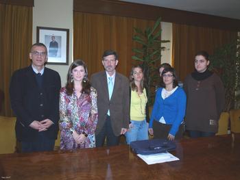 Cándido Martín Luengo, tecero por la izquierda, junto al decano de Medicina y las estudiantes del comité organizador