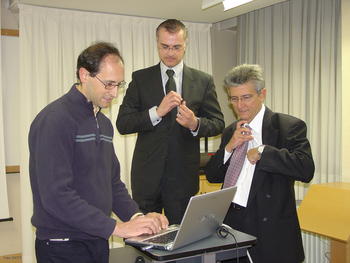 El experto Enrique Quintana, a la izquierda, prepara su presentación.