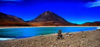 Laguna Verde, en Potosí (Bolivia). Su brillante color está causado por sedimentos venenosos de arsénico, plomo, cobre y carbonato de calcio.