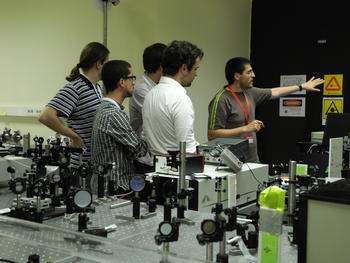 Investigadores conocen las instalaciones del láser en la Facultad de Ciencias de la USAL.