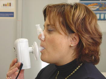 Una paciente utiliza un calorímetro con el que se averigua el gasto energético que se consume en reposo