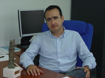 El vicedirector del Instituto de Biología y Genética Molecular, José Ramón López en su despacho con el premio de Investigación del consejo Social
