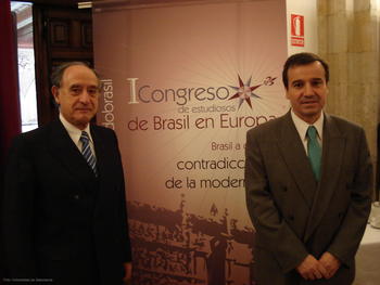 El director del Centro de Estudios Brasileños de la Universidad de Salamanca, Gonzalo Gómez Dacal, izquierda, y el rector, José Ramón Alonso.