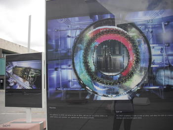 Paneles de la exposició sobre el LHC.