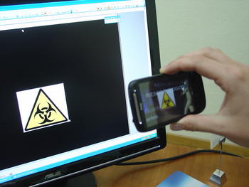 Un móvil equipado con la aplicación diseñada en la Universidad Pontificia de Salamanca reconoce la señal de peligro.