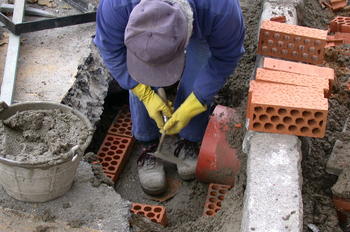 Un albañil trabaja en una obra (Foto: MEC)