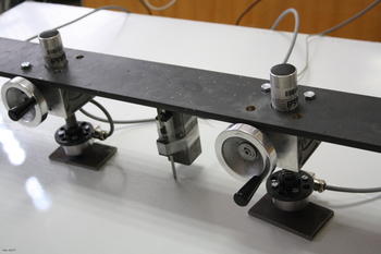 Extensómetro que mide cuánto se deforma el panel a medida que las células de carga ejercen mayor presión.